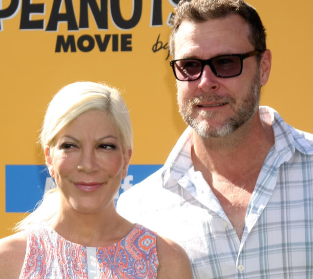 Tori spelling and dean mcdermott on a red carpet