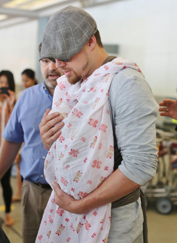 Channing tatum wears daughter in airport